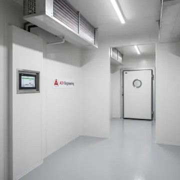 Large-scale modular cold storage facility with temperature-controlled environment