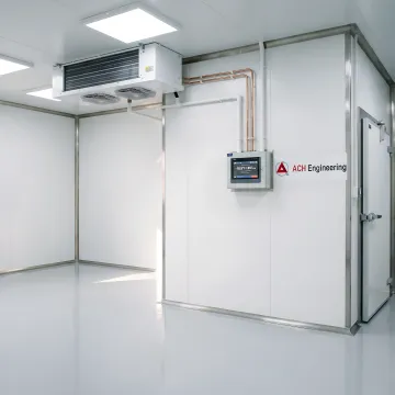 Industrial cold storage room with precise temperature control systems