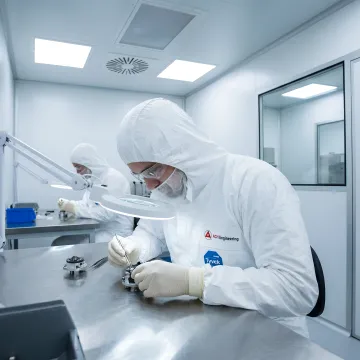 Expert Cleanroom Assembly Solutions for Critical Components