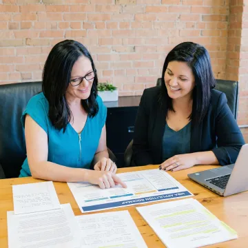 Step-by-step MBA leadership story development coaching process with consultant and applicant