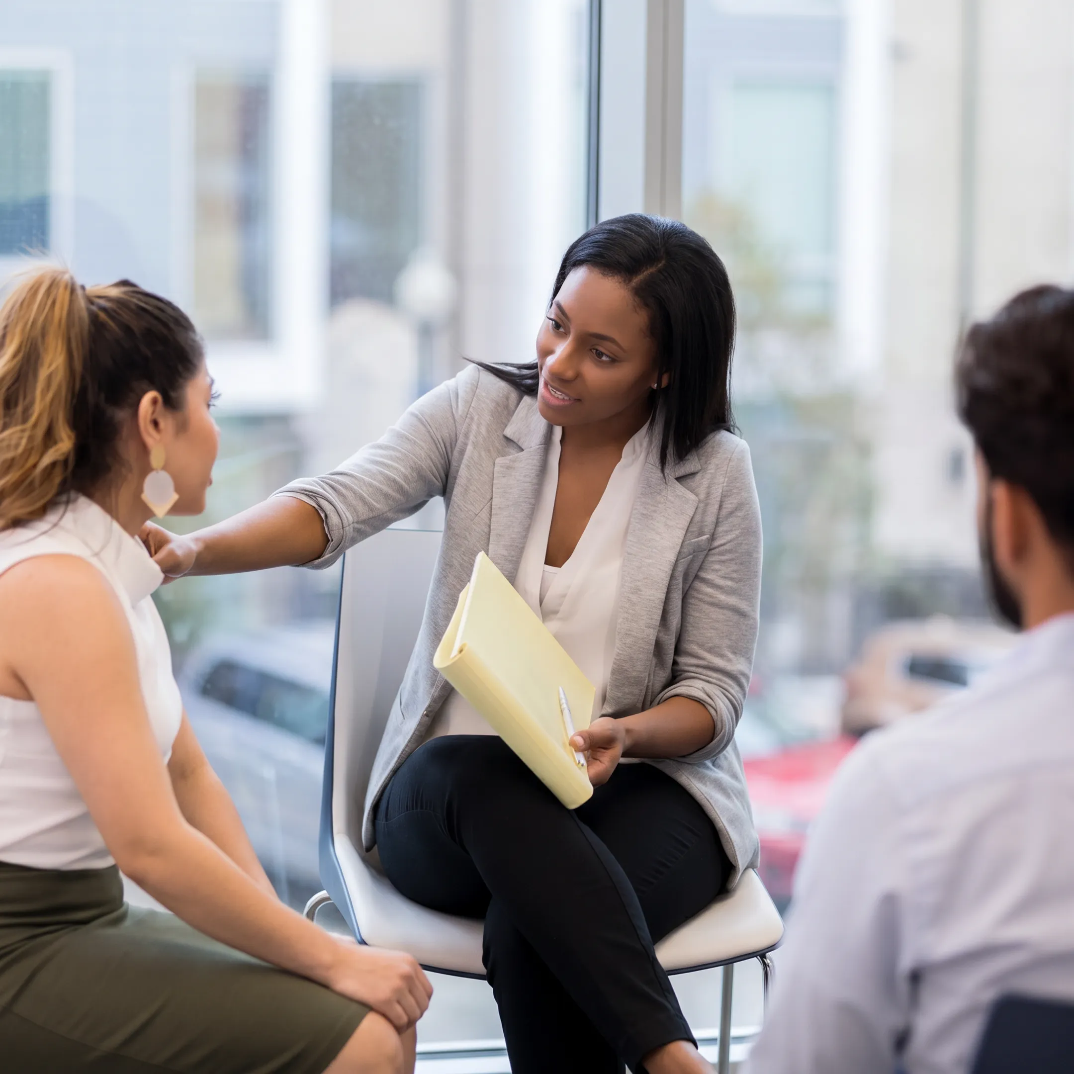 Mental health clinician guiding a family discussion about borderline personality disorder