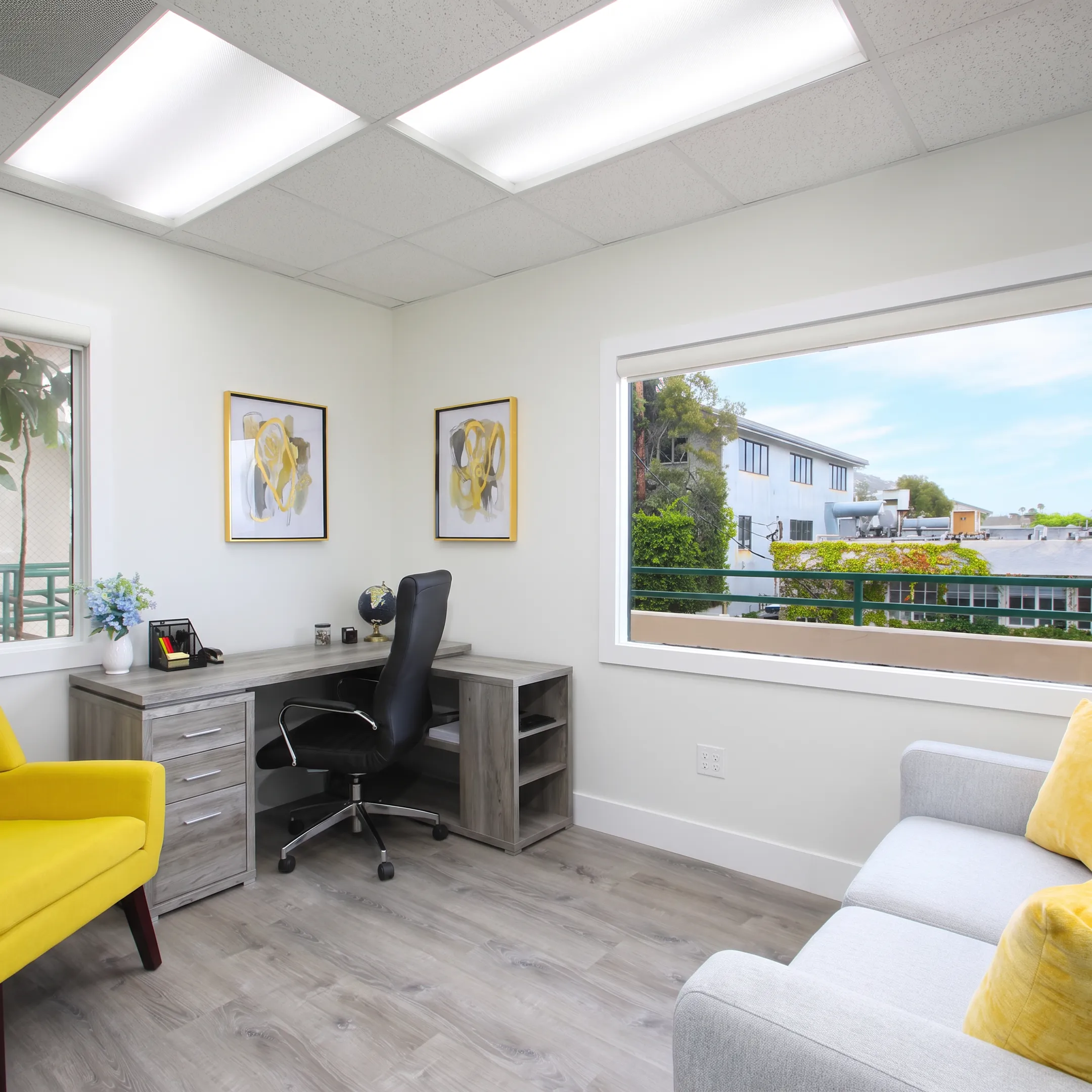 Bipolar residential treatment center with clinicians supporting an adult client in California