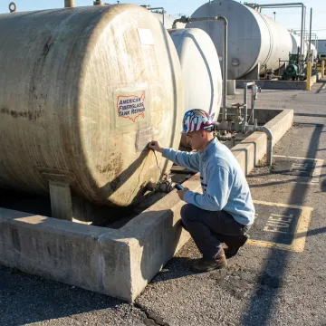 Fiberglass fuel storage tank inspection