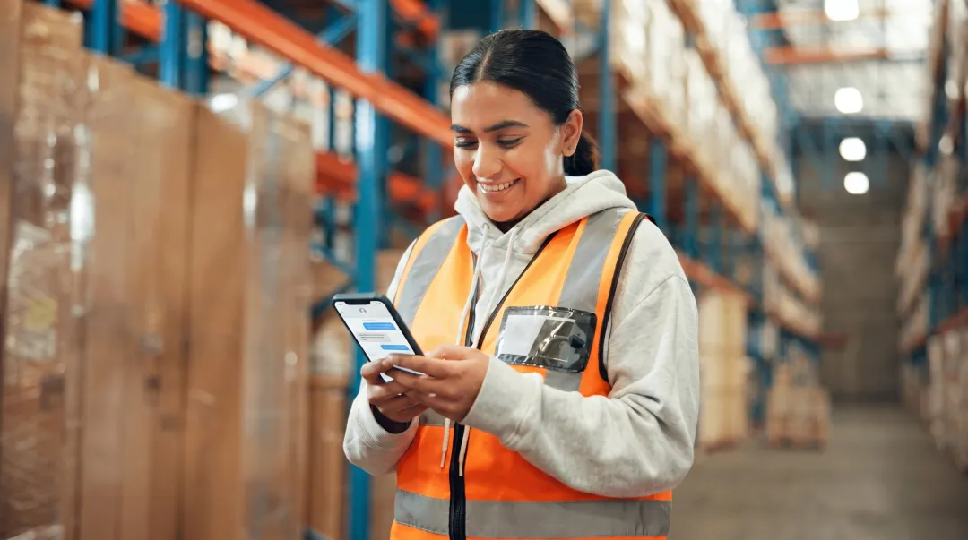 Frontline deskless workers using mobile communication app on job site