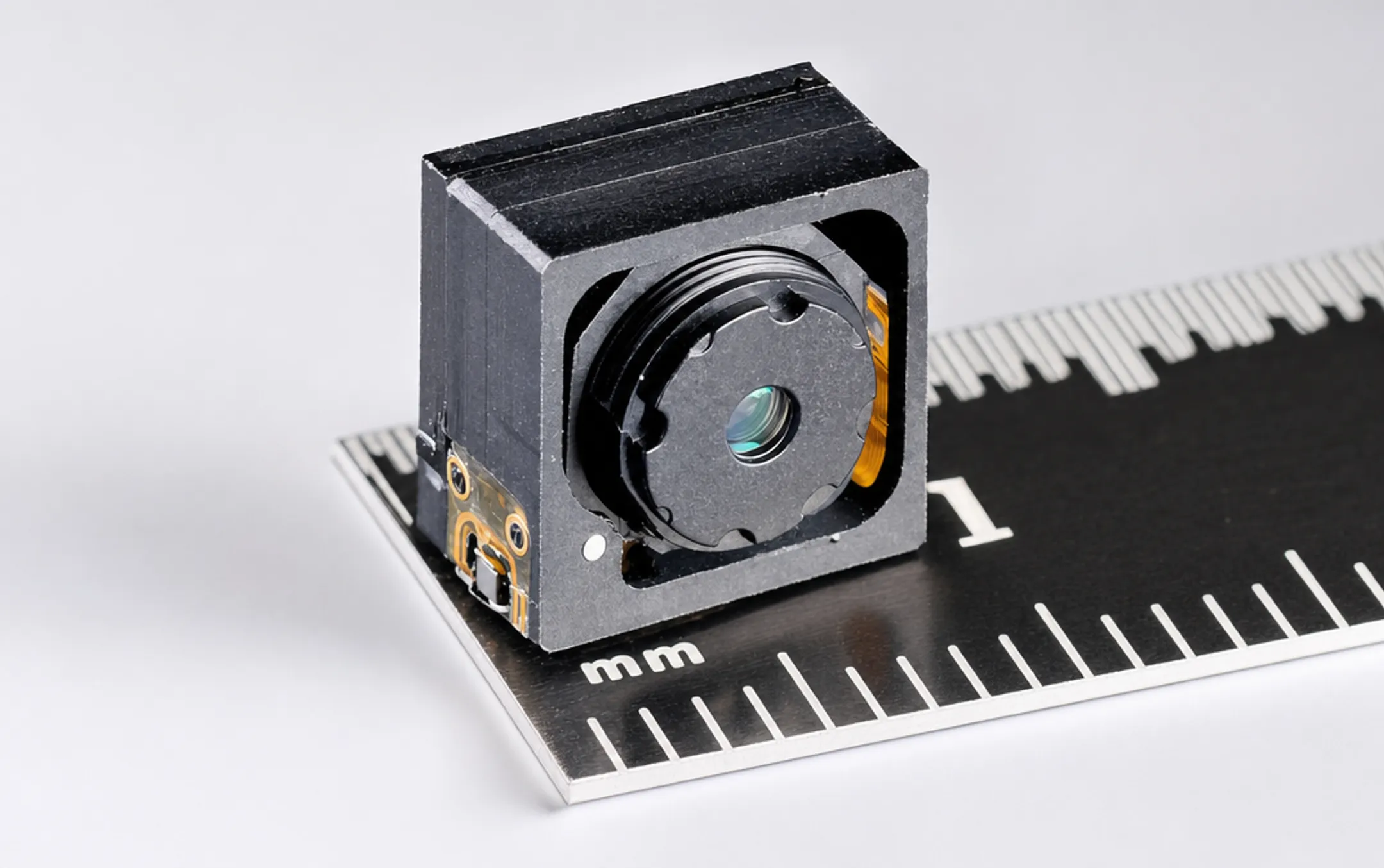 Miniature piezoelectric autofocus actuator mechanism in compact camera module