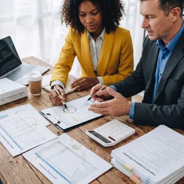 Advisor reviewing GovCon accounting data with contractor