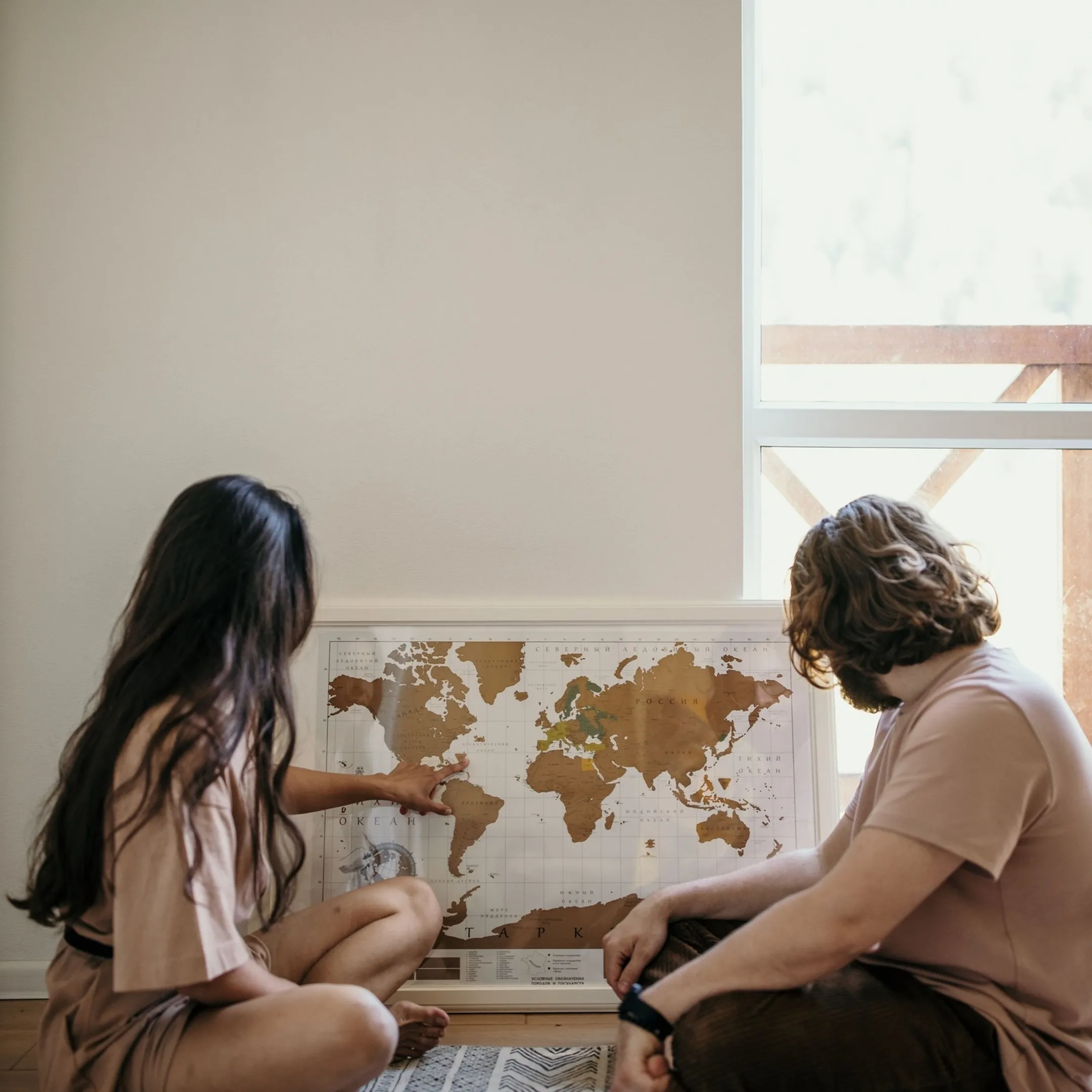 Advisor talking through U.S. expat tax documents