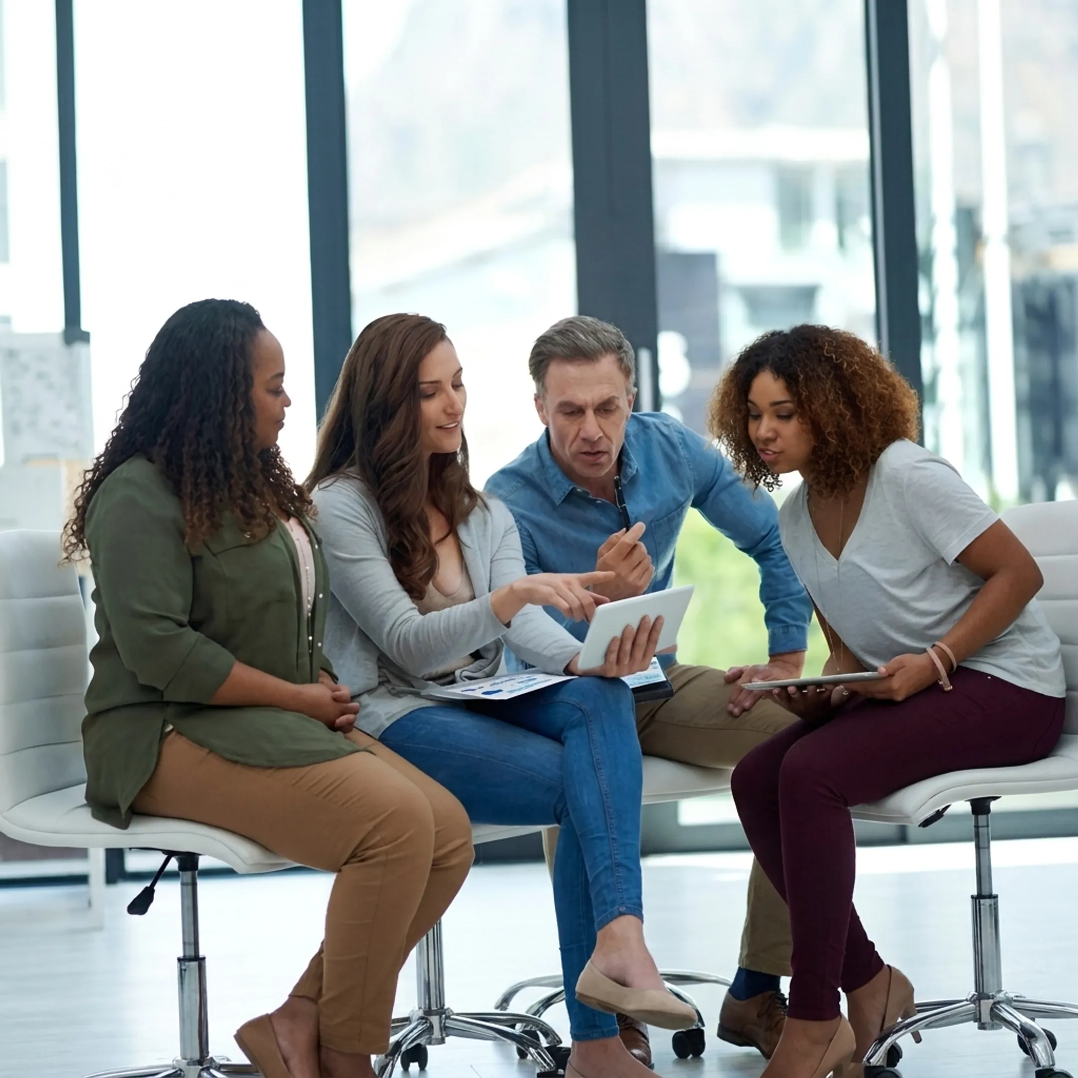 Consultant guiding a team through an AI implementation plan