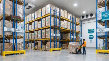 Medical 3PL warehouse with FDA-compliant storage racks and temperature-controlled inventory management