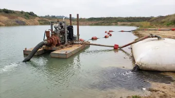 Hydraulic suction dredging pump and pipeline system operating on open pond