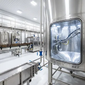 Food and beverage tank cleaning system in operation