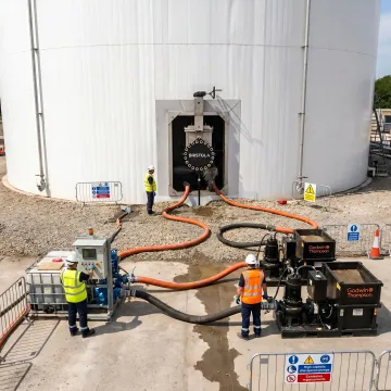 Industrial tank cleaning and sludge removal equipment