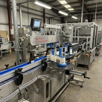 Automatic labeling machine applying labels to bottles