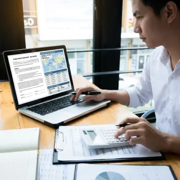 Consultant analyzing ocean freight contracts and shipment data