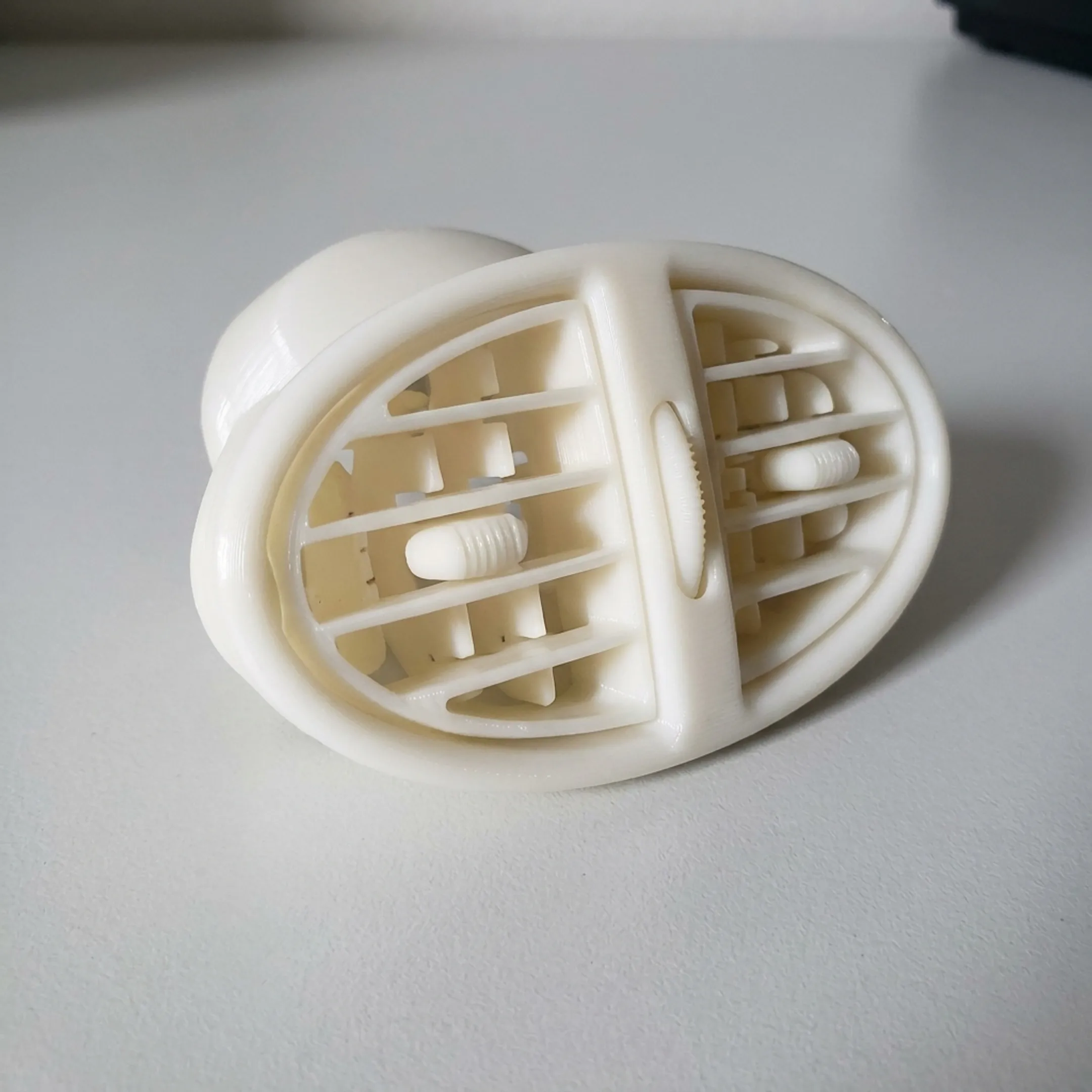 Detailed comparison of intricate components manufactured on high-precision 3D printing equipment