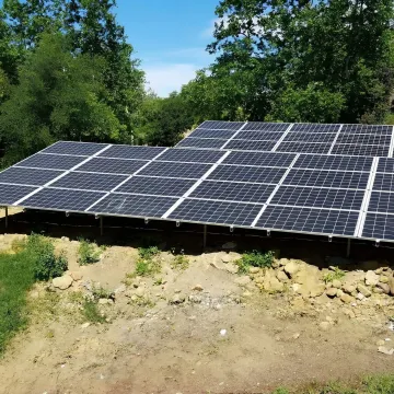 Ground mount solar panels with optimal sun exposure and cooling