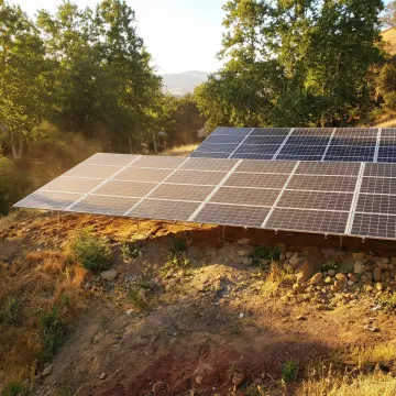 Ground mount solar panels with natural cooling airflow underneath