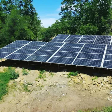 Ground mount solar panels with optimal sun positioning and natural cooling