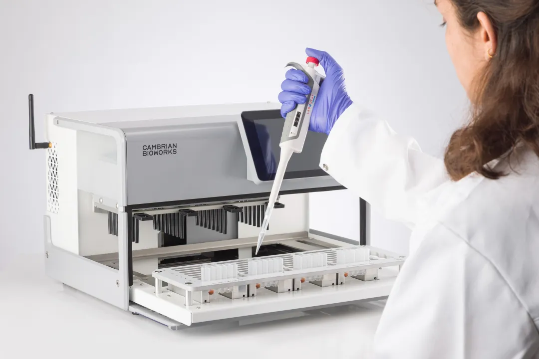 Manta cfDNA extraction platform processing liquid biopsy samples in clinical lab setting