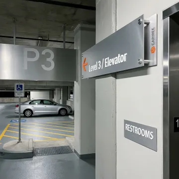 Parking garage directional signage system