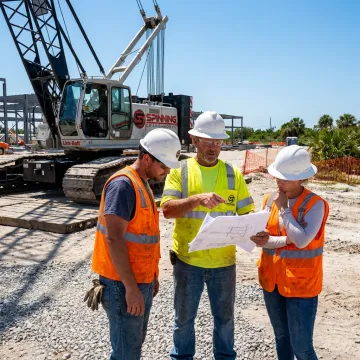 Crane crew planning a safe lift
