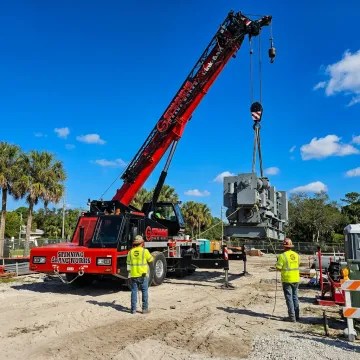 Link-Belt crane performing a heavy lift in Florida
