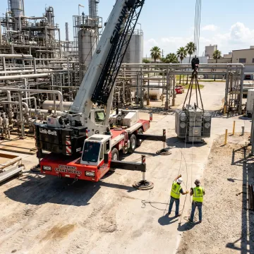 Heavy lift crane operating at an industrial plant in Florida
