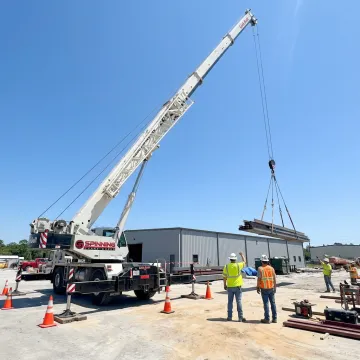 Crane rigging heavy equipment in Florida