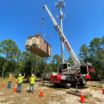 Link-Belt crane performing a heavy lift in Florida