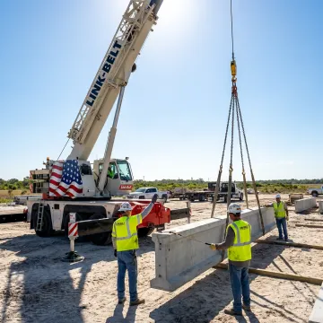 Mobile crane lifting equipment in Florida