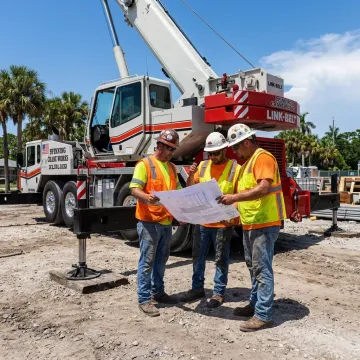 Crane crew planning a safe lift