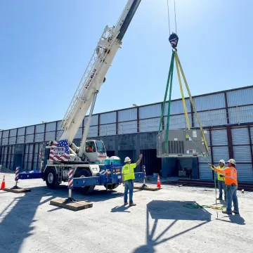 Heavy equipment crane rigging in Florida