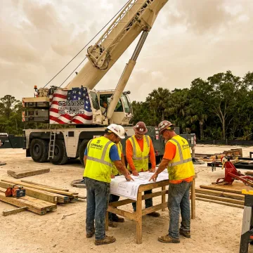 Crane crew planning a safe lift