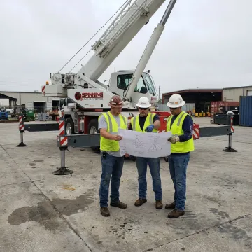 Rigging crew planning an industrial lift