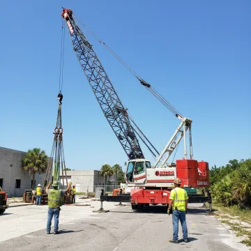 Operated boom crane lifting equipment in Florida