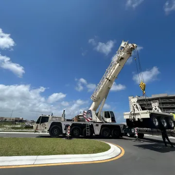 Crane crew preparing a mechanical equipment lift