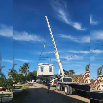 Crane rigging crew lifting heavy equipment in Orlando