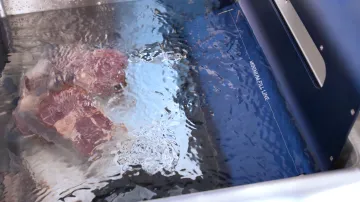 DC:02 defrosting system circulating water around sealed frozen food packages