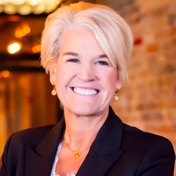 Portrait of Traci Dolphin, President of Commercial Funding Partners
