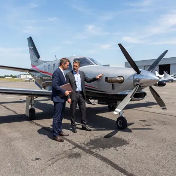 Single engine aircraft on an airport ramp