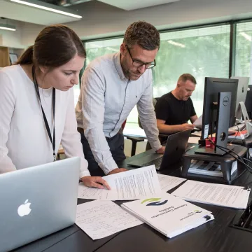 IT team discussing clear customer communication