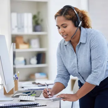 IT support professional speaking with a customer by phone