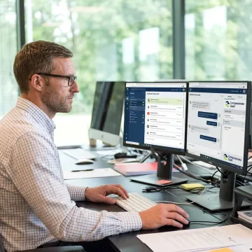 IT support professional helping a customer through live chat