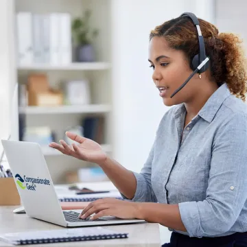 IT support specialist communicating with a customer