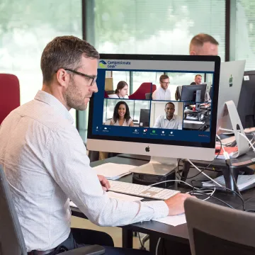 IT professional leading a collaborative support team discussion