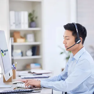 IT support professional calmly assisting a customer