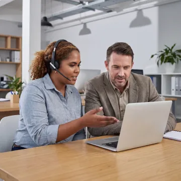 IT support professional assisting a customer