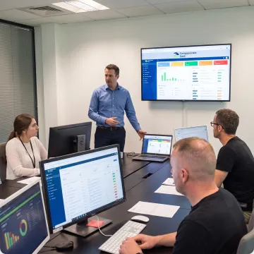 IT team leader facilitating a collaborative meeting