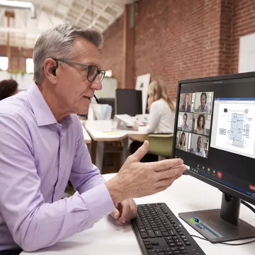 Support professional communicating clearly with a customer