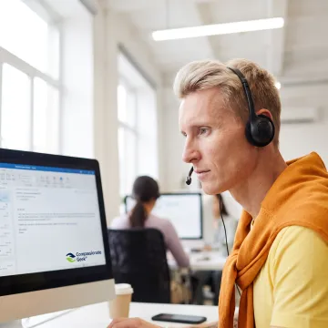 IT support professional communicating with a customer